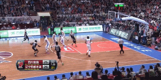 巅峰对决燃情时刻:本土尖兵与外援巨星的终极碰撞 哈里斯在罚球线附近得球,面对防守人他冷静地做出一个投篮假动作,随即干拔而起,篮球打板入筐,这记充满节奏感的急停跳投,彰显了老将哈里斯的万花筒般进攻技巧。