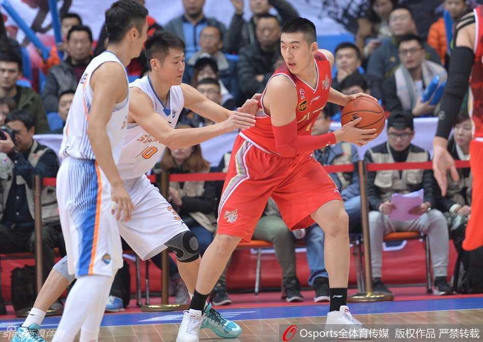 老将刘炜如同鬼魅般突破八一队的防线，在对抗中保持身体平衡，用一记经典的低手上篮为四川队稳健取分