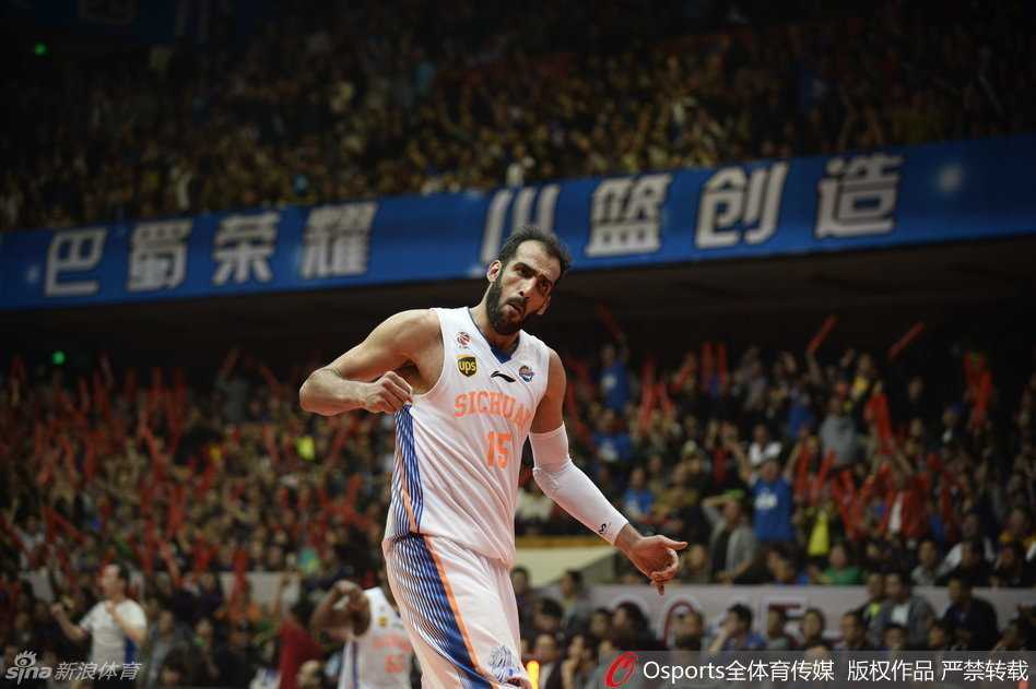 郭艾伦灵巧突破抛投，面对哈达迪长臂封堵毫无惧色