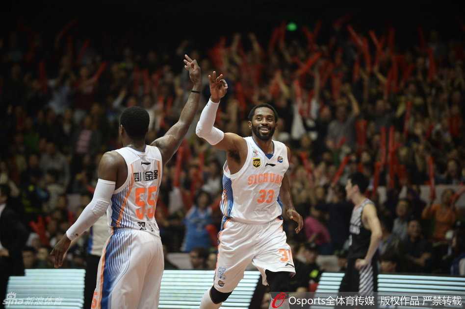 孟达激情挥臂怒吼，为队友张春军的精彩暴扣喝彩