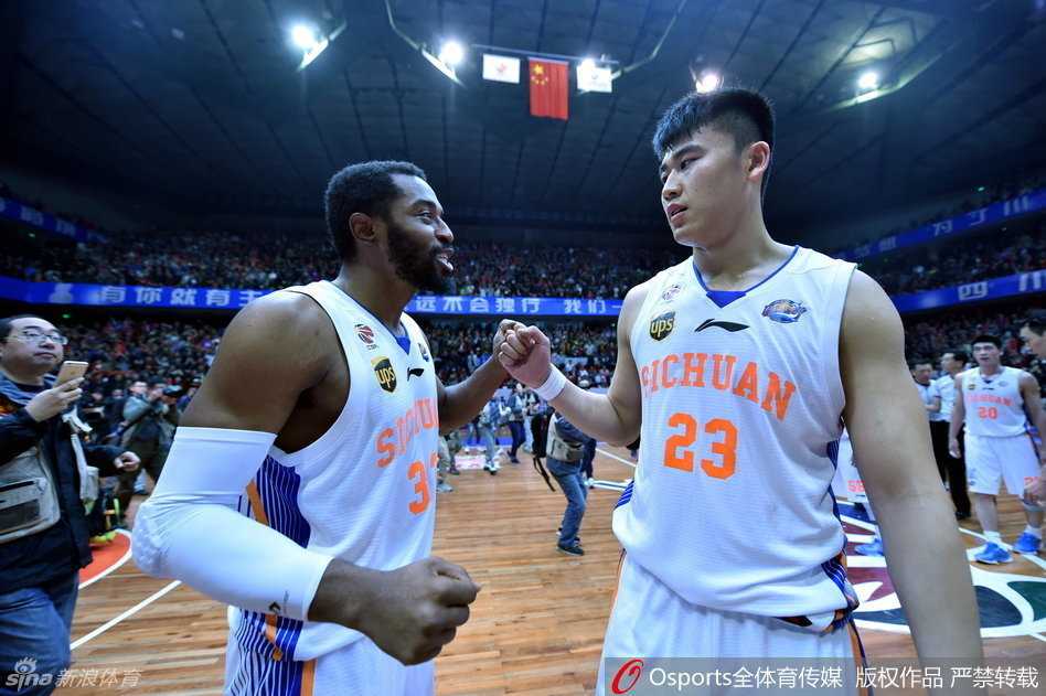 终场哨响，郭艾伦难掩心中失落，在队友纷纷退场时，他低着头，神情茫然，这一个背影写尽了竞技体育的残酷与无奈。