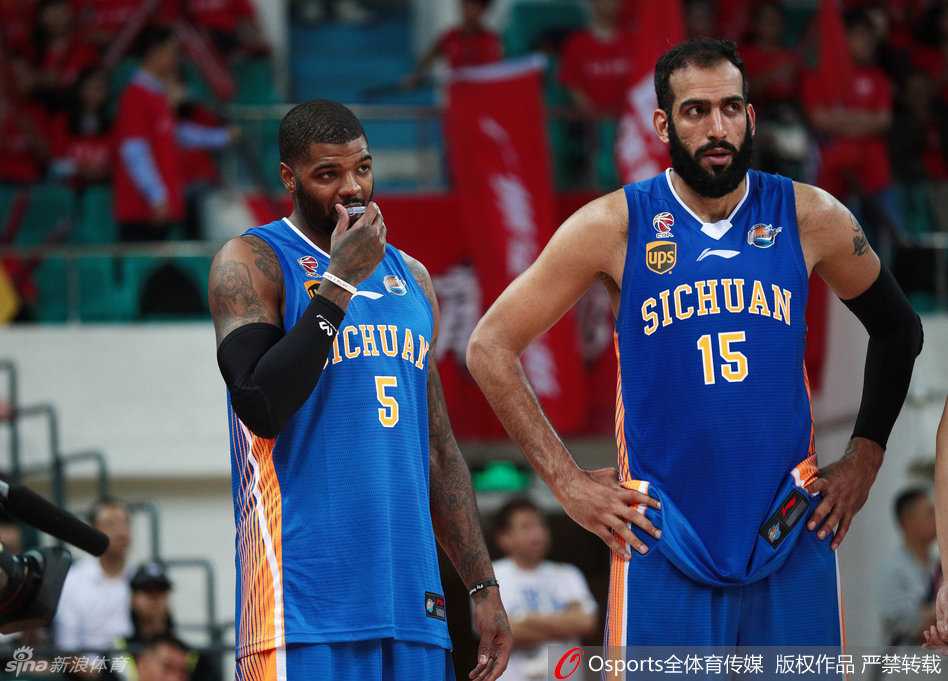 四川队两位强力外援约什与哈达迪联袂登场，组成令对手胆寒的内外线屏障