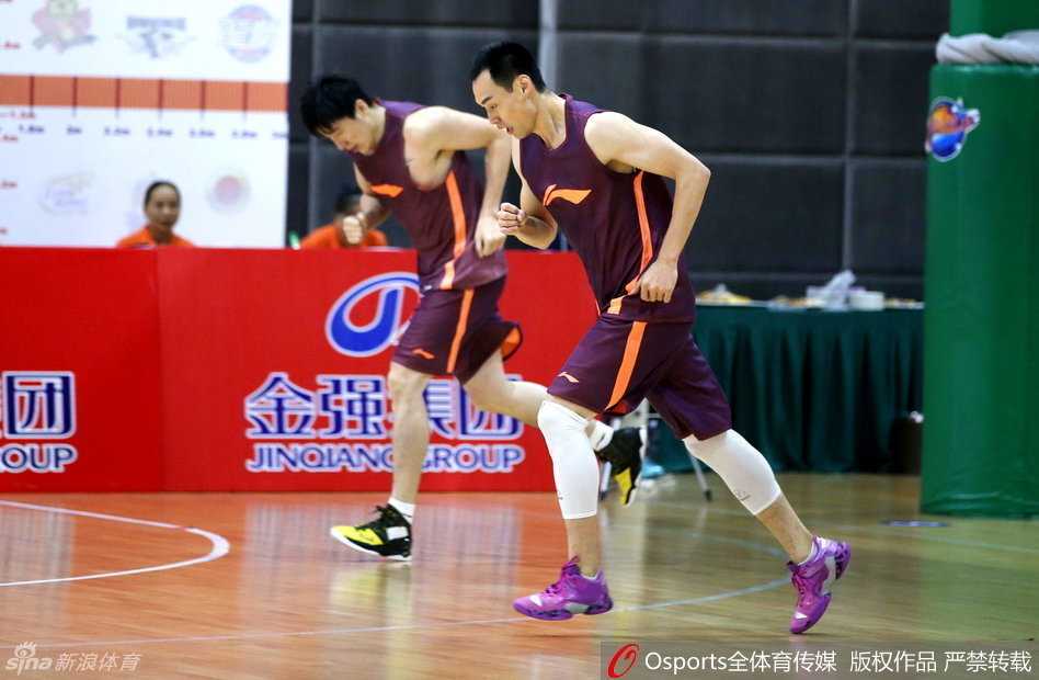 川军体测展雄风 老将新秀齐亮剑 张春军在折返跑测试中咬牙冲刺,他面目略显狰狞,青筋暴起,每一滴汗水都在诉说着体测的残酷与他的全力以赴。