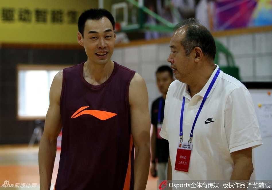 川军体测展雄风 老将新秀齐亮剑 在折返跑的间隙,老将孟达双手撑膝,大口喘着粗气,汗水早已浸透了他的球衣,但眼神中依然透着坚毅。