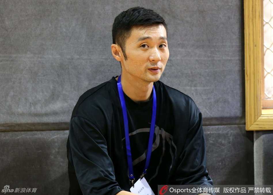 川军体测展雄风 老将新秀齐亮剑 测试场边,刘炜等队员正在观战。他面色平静地看着场上奔跑的队友,作为队中的老将,他深知体测不仅是过关,更是为新赛季积蓄信心的第一步。