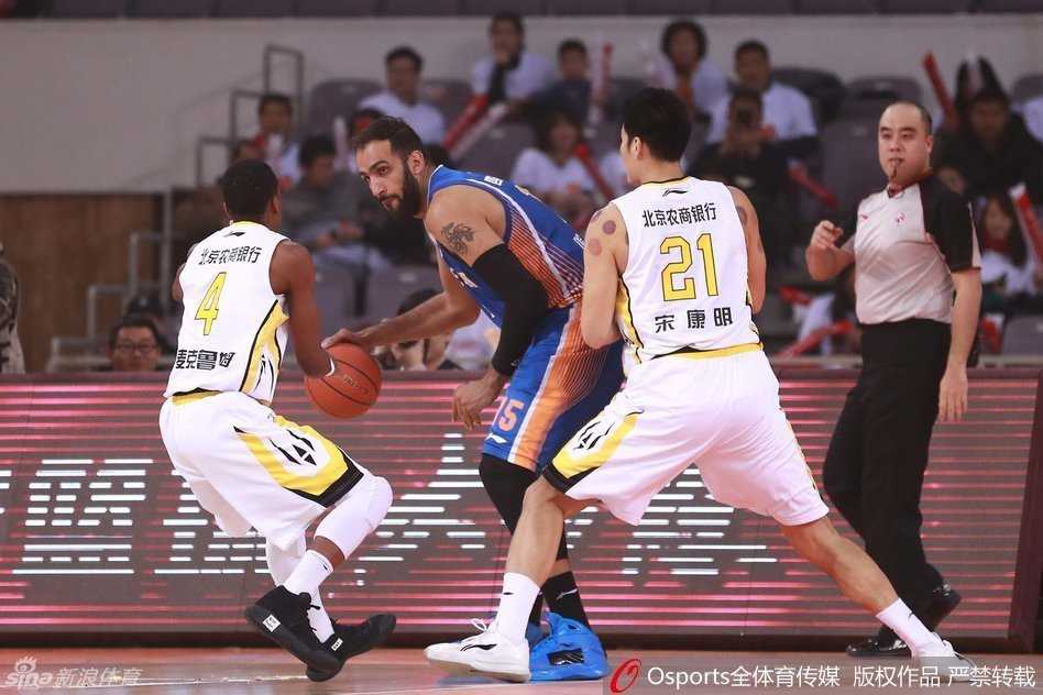 镜头拉近,哈达迪满脸汗水,眼神坚毅地凝视前方,这张特写定格了他作为球队领袖在关键时刻的专注与担当。