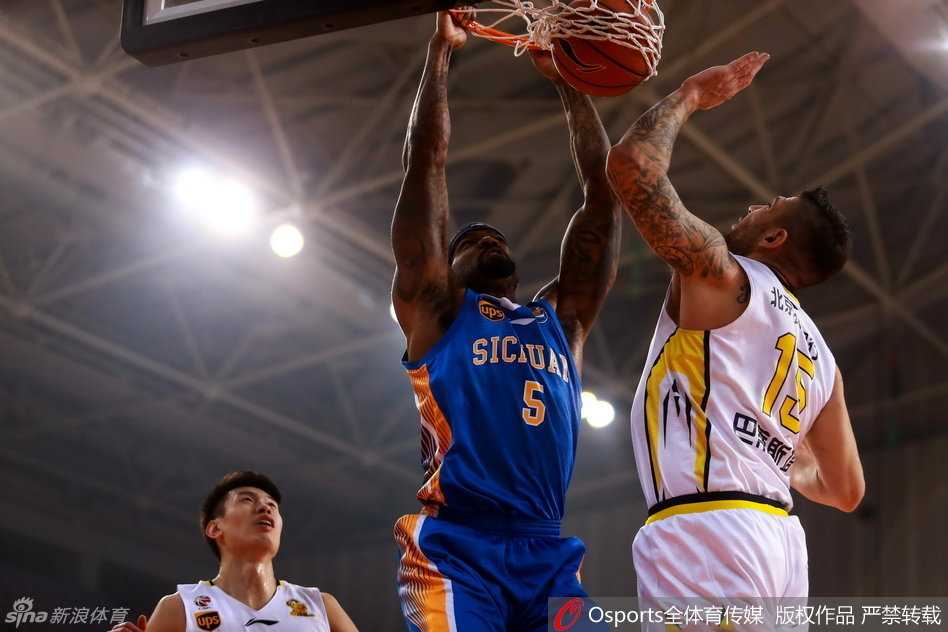 川军北上,京城烽火再燃!回顾那些年北控与四川的激情碰撞 刘炜利用节奏变化撕开四川队防线,他迈着灵巧的步子直杀篮下,在对抗中保持身体平衡,用一记柔和的高抛上篮将球送入网窝。