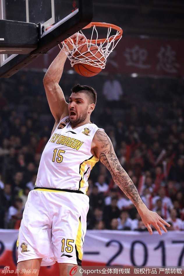 约什史密斯在比赛间隙咬紧牙关,额头渗出细密的汗珠,这侧面特写将他内心的斗志和对胜利的渴望展现得淋漓尽致。