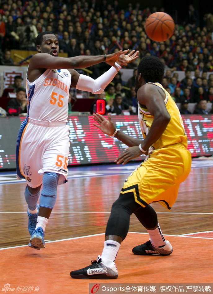 川军铁骑破苍穹:CBA外援三巨头热血征战纪 邓特蒙犹如一道白色闪电,运球过程中突然急停变向,眼神如刀锋般犀利,随时准备给对手致命一击。