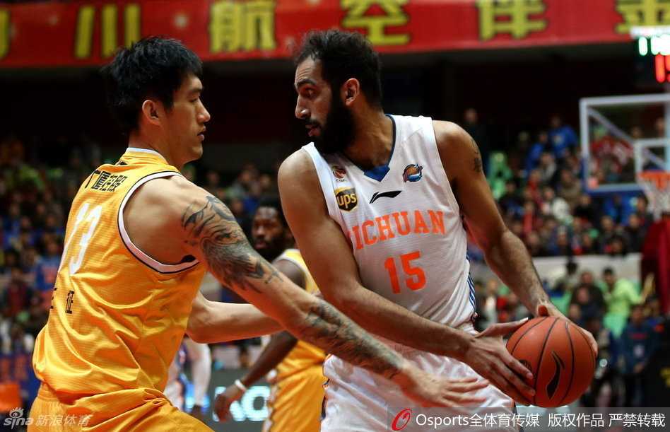 川军铁骑破苍穹:CBA外援三巨头热血征战纪 哈达迪背身单打,利用敦实的臀部顶开防守,双手持球高高举起,仿佛在向对手宣告禁飞区的霸权。