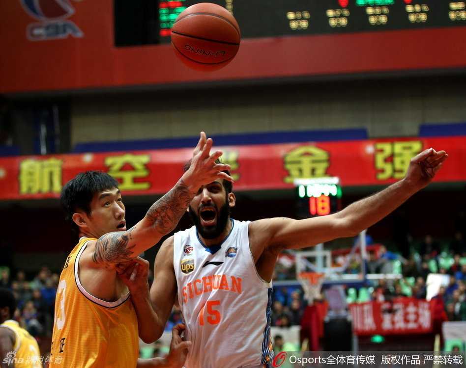 川军铁骑破苍穹:CBA外援三巨头热血征战纪 哈达迪与对方内线悍将手臂纠缠在一起,肌肉碰撞的瞬间尘土飞扬,谁都别想轻易在这场卡位战中占到便宜。