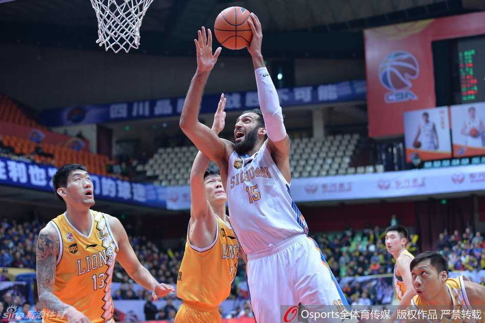 面对广厦多名防守球员的围堵，哈达迪如泰山压顶般强行背打，展现出绝对的禁区威慑力