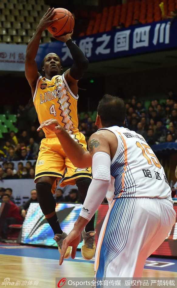 四川外援福特森在严密防守下奋力突破，面对旧主他毫不手软，用速度试图撕裂老东家的防线