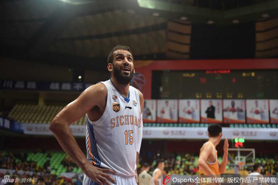 哈达迪高位持球冷静扫视全场，他如同球场上的将军，洞察着浙江广厦的每一次防守漏洞