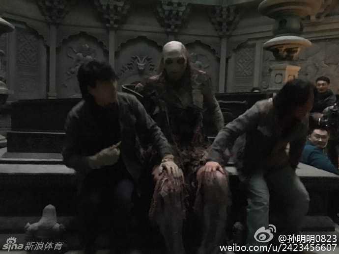 巨人孙明明的惊悚跨界:两米三六的身高,只为演活《鬼吹灯》里的“红犼” 片场休息时的孙明明,还没来得及卸下身上厚重的‘红犼’戏服。在春日暖阳的照射下,这具在古墓中本应不见天日的恐怖丧尸,却惬意地坐在小板凳上晒太阳,巨大的身躯与脚下小小的板凳形成鲜明对比,形成了一种极具冲击力的魔幻现实感。