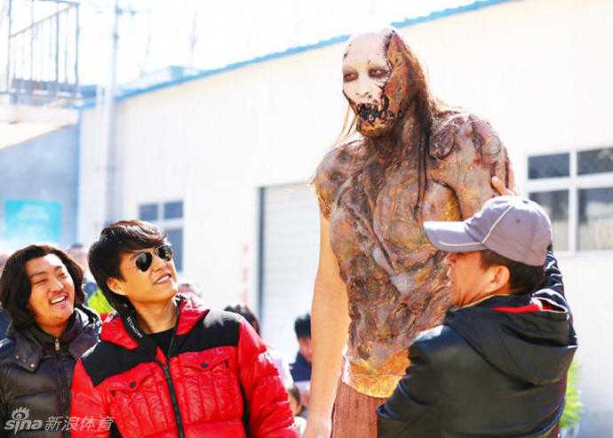 巨人孙明明的惊悚跨界:两米三六的身高,只为演活《鬼吹灯》里的“红犼” 这张近距离的特写镜头清晰地展现了‘红犼’妆容的精细程度。惨白的肤色下,暴起的血管和缝合般的裂痕遍布头顶,一双眼睛透露着非人的冷漠,将惊悚的氛围感拉满,让人不禁对剧中的古墓探险情节充满期待。