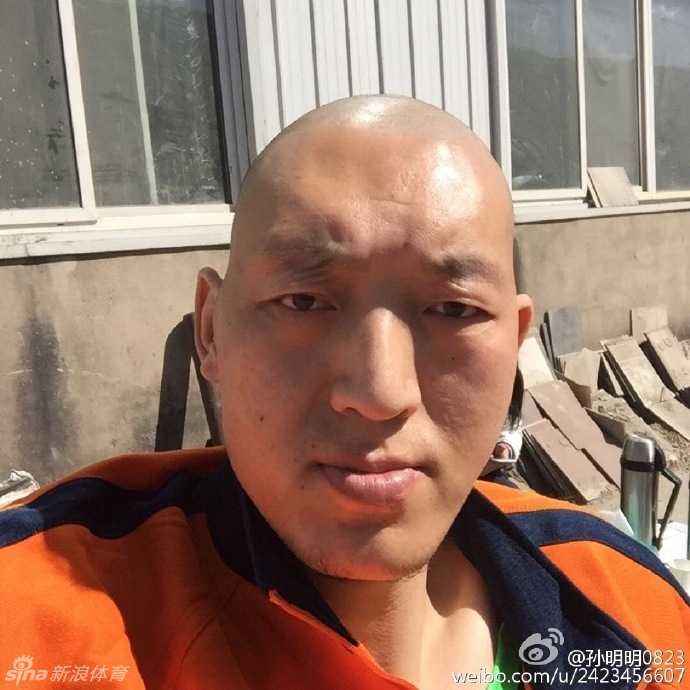 巨人孙明明的惊悚跨界:两米三六的身高,只为演活《鬼吹灯》里的“红犼” 拍摄间隙,孙明明穿着自己的便装低头看手机,头上的妆发依然是‘红犼’的狰狞模样。这种现代休闲服饰与惊悚特效妆容的同框,给人一种时空错乱的奇妙感觉,也真实记录下了演员幕后的工作状态。