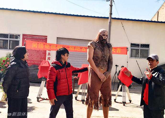 巨人孙明明的惊悚跨界:两米三六的身高,只为演活《鬼吹灯》里的“红犼” 在灯光明亮的拍摄现场,孙明明身穿厚重残破的‘红犼’戏服,正在听从导演的调度。那布满伤痕的后背和粗壮的臂膀,在专业灯光下显得格外真实,仿佛一个真正的古墓巨兽即将挣脱束缚,扑向它的猎物。