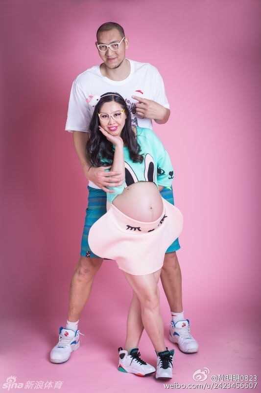 巨人家庭的甜蜜待产时光,篮球基因延续幸福定义 在这张黑白质感的写真中,夫妻二人深情凝望,孙明明宽阔的手掌轻放在妻子高高隆起的腹部,仿佛在感受着新生命的律动,传递出深沉的父爱与守护。