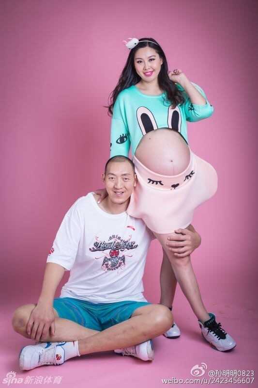 巨人家庭的甜蜜待产时光,篮球基因延续幸福定义 篮球巨人孙明明温柔地环抱爱妻,两人身穿休闲居家服,脸上的笑容如同午后阳光般灿烂温暖,满屏都是准父母迎接新生命的无限柔情。