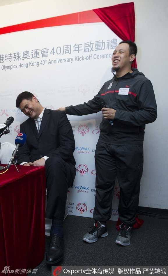 巨人身影点亮关爱之光姚明香港助阵特奥四十载 活动现场,姚明与香港特殊奥运会的老友新朋轻松交流,他笑容灿烂毫无明星架子,身边的人们也被他的幽默与真诚感染。