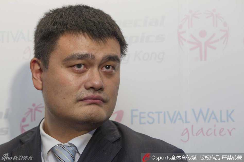 巨人身影点亮关爱之光姚明香港助阵特奥四十载 在新闻发布会上,姚明面对众多话筒神情专注而放松,眉宇间透露出对特殊奥林匹克事业的坚定信念与深切关怀。