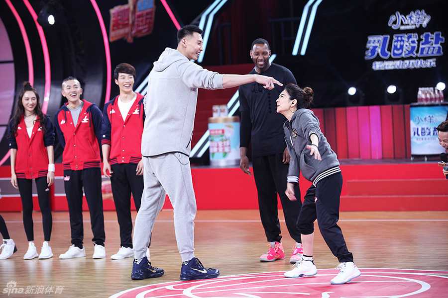 综艺现场麦迪与易建联组成冠军队，两人神情专注自信满满，准备迎接明星队的挑战