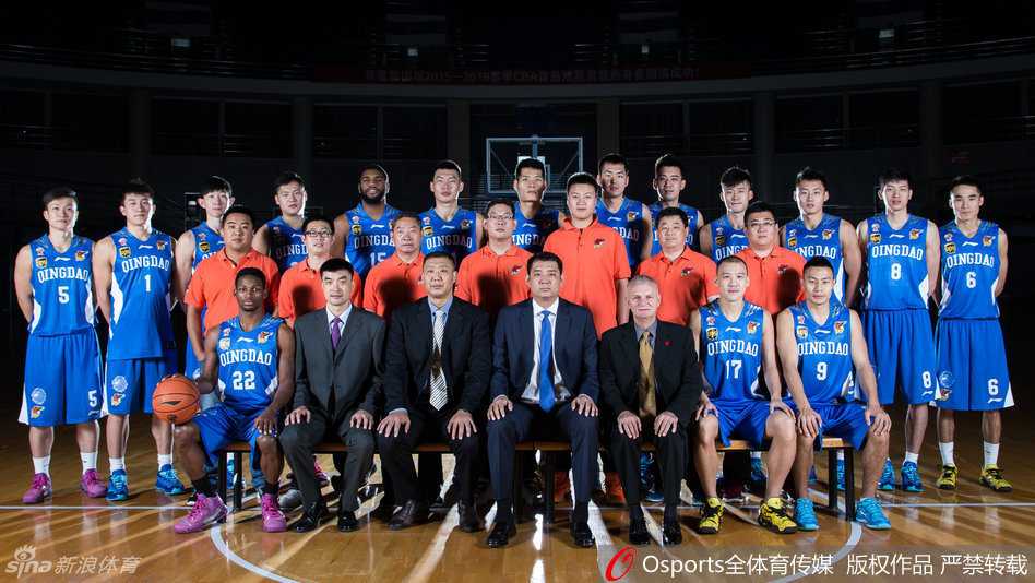 青岛双星男篮全体将士在赛前合影，教练组与队员们肩并肩，眼神中充满了对新赛季的渴望与坚定。