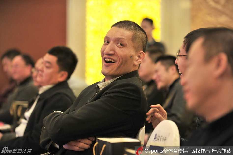 巴特尔携女亮相乌鲁木齐,开启青少年篮球新篇章 巴特尔面带微笑与现场小球员互动,他俯下身子眼神平视,耐心倾听孩子说话,高大的身影透着满满的亲和力。