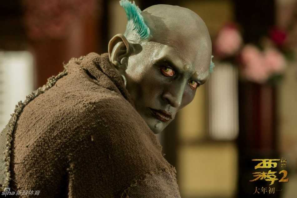 巴特尔身披威武铠甲，肩扛造型奇特的禅杖，鱼形面具下眼神深邃，尽显史上最高沙僧的霸气与神秘感。