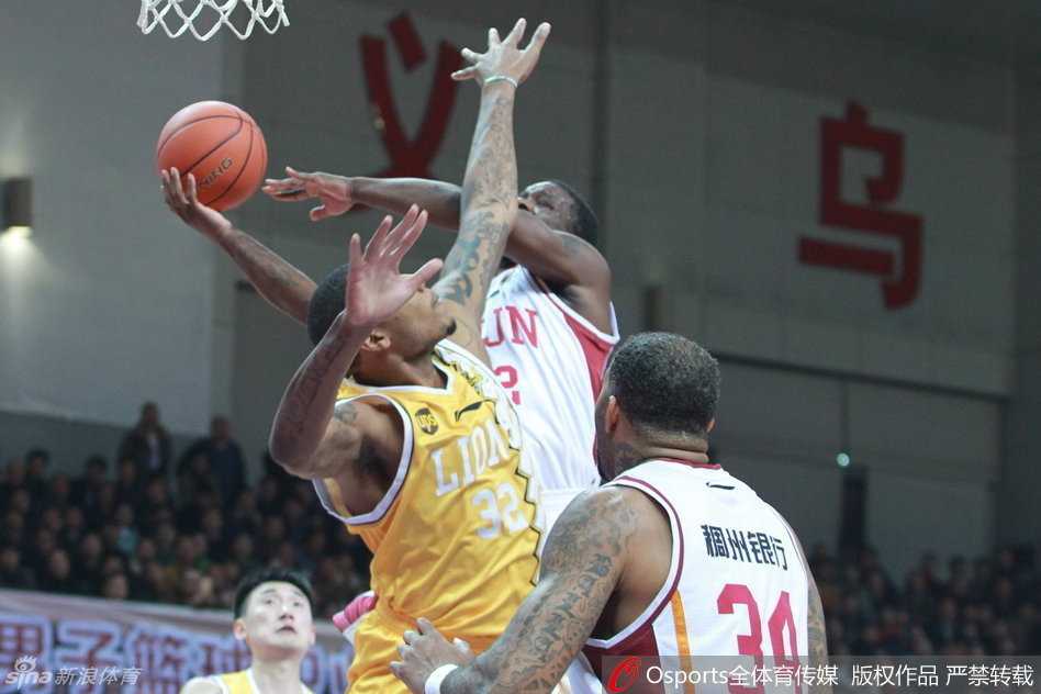 巴蒂斯塔力劈华山,林志杰奋不顾身,那些年CBA的热血瞬间 许钟豪双手暴力灌框,眼神坚毅,内线霸主气势尽显
