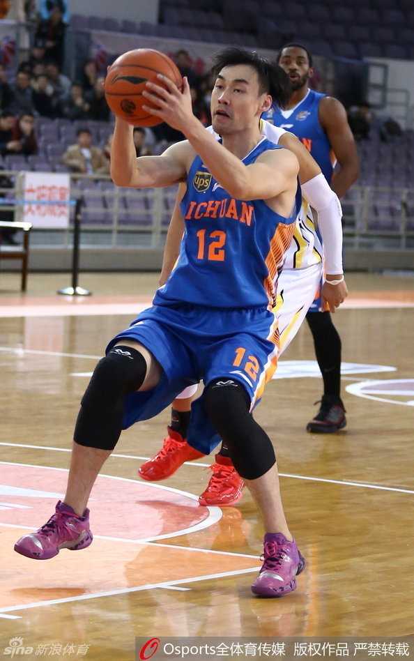 巴蒂斯塔力劈华山,林志杰奋不顾身,那些年CBA的热血瞬间 孟达接球后果断出手,皮球划出完美弧线飞向篮筐