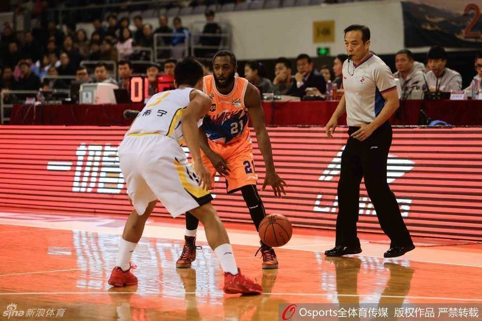 于梁在三分线外果断出手，眼神紧盯着飞向篮筐的篮球，这一刻他承担着全队的进攻希望。