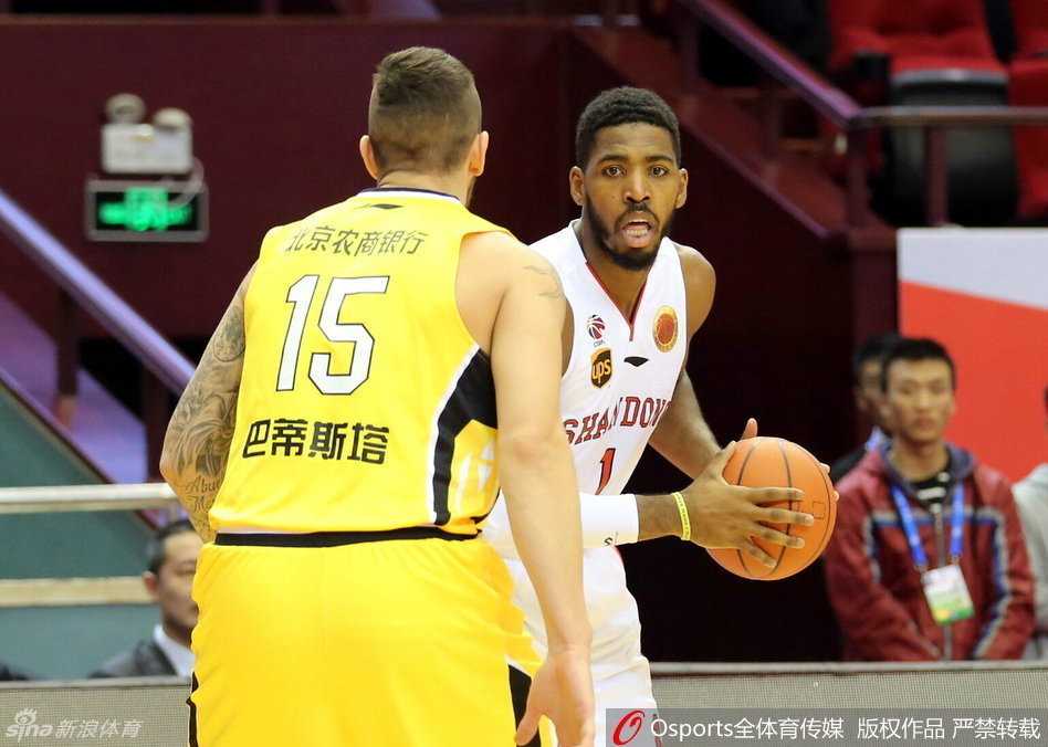 福特森灵动如兔，在人群中探出脑袋，用夸张的手势指挥队友跑位，他是广厦的场上大脑。