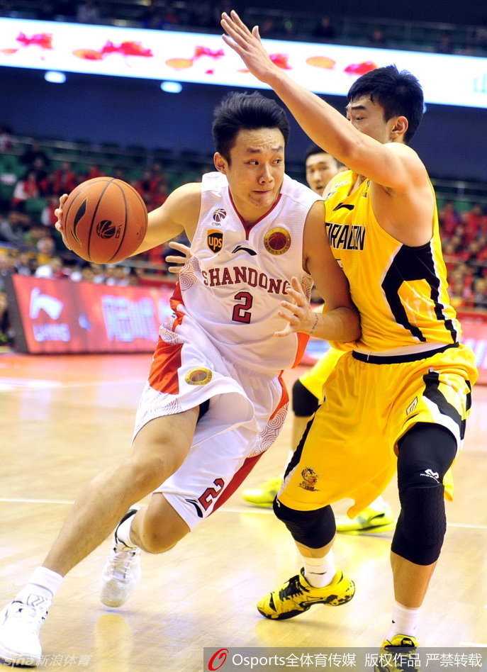 八一内线邹雨宸腾空而起，双手大力灌篮，他用一记重扣向所有人宣告年轻无极限。