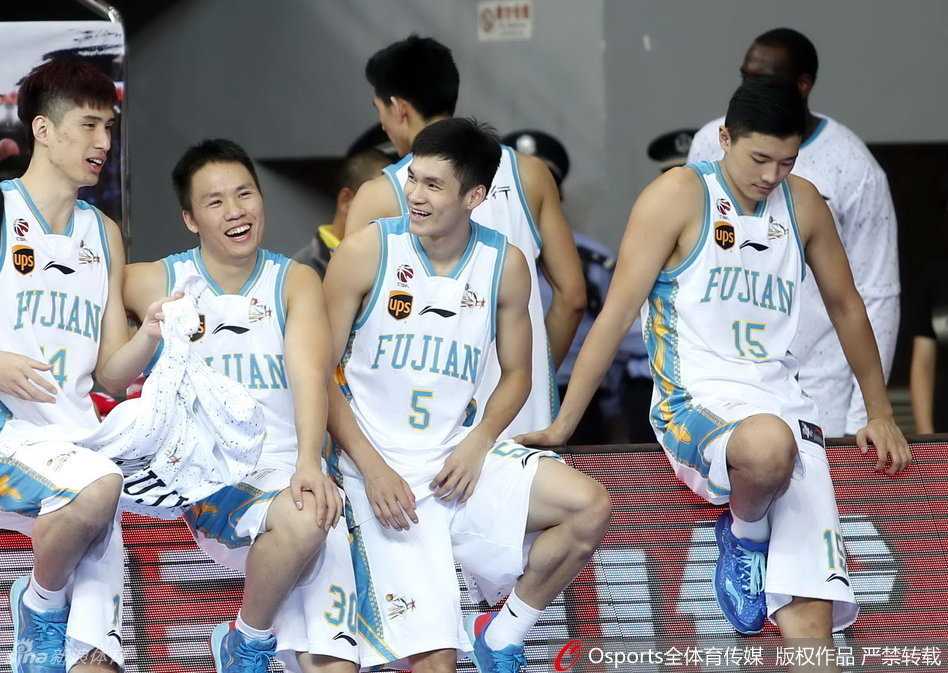 哈德森在命中一记超远三分后，自己都忍不住低头看着双手，脸上写满了难以置信的表情，仿佛在纳闷：我今天这手感怎么火成这样，真是见了鬼了。