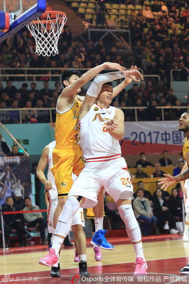 辽宁队核心韩德君在篮下卡位，眼神坚定地对着外线持球队友大喊，那无声的呐喊仿佛穿透了图片：把球给我，我来搞定这一切！