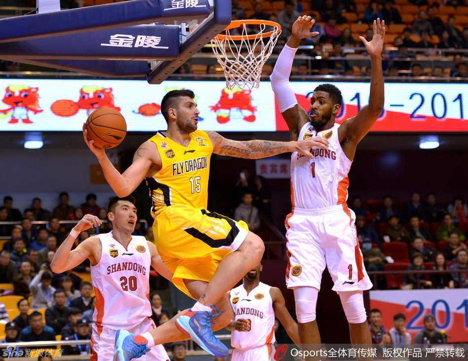 巴蒂斯塔在防守球员面前使出令人瞠目结舌的蝎子摆尾式上篮，动作幅度之大仿佛在跳一支优雅的芭蕾，完全戏耍了防守者。