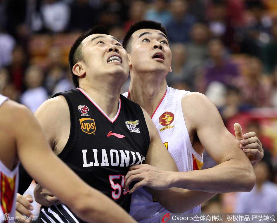 福建队替补席全员神态放松，有的托腮微笑，有的侧身交谈，仿佛场上的激烈争夺与他们无关，正享受着一场轻松的午后篮球派对。