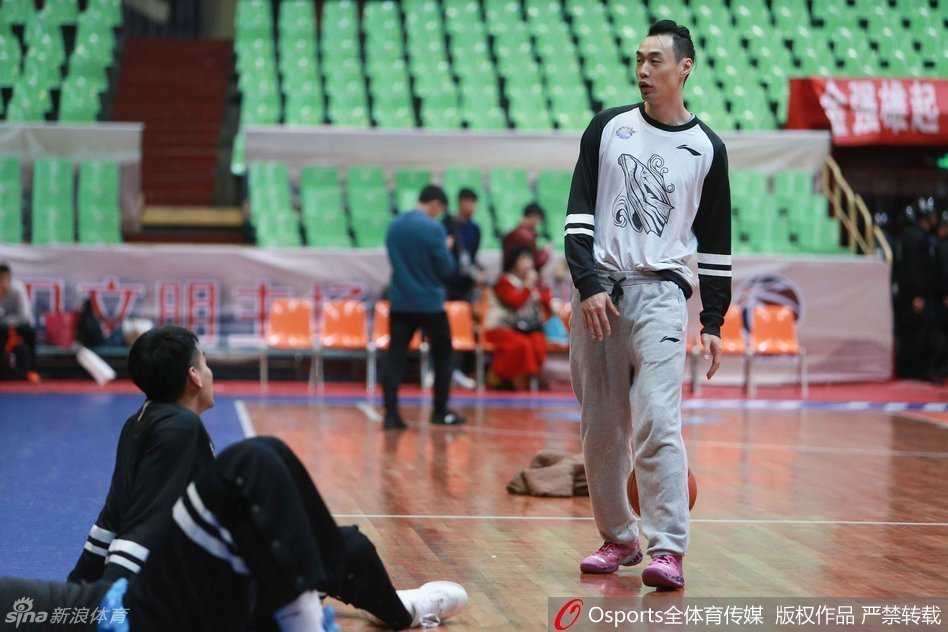 巴蜀热浪中的老友记:孟达王磊赛前叙旧,川疆大战一触即发 赛前热身,新疆队的球员们正在进行跑篮训练。尽管是客场作战,且面对的是狂热如火的成都球市,他们的神情依然冷峻而专注。这支常规赛主场不败的豪门球队,正试图在喧嚣中寻找到击溃对手的冷静与锋芒。