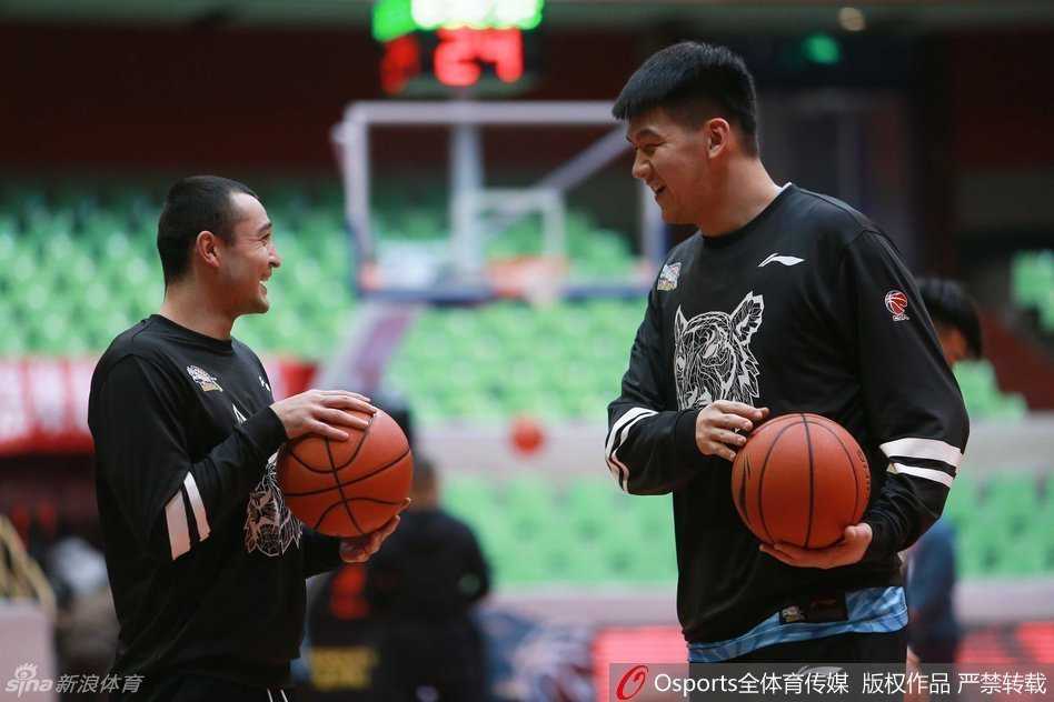 巴蜀热浪中的老友记:孟达王磊赛前叙旧,川疆大战一触即发 赛前热身时,身披四川队战袍的孟达与客队新疆阵中的老队友王磊,在球场中圈附近不期而遇。两人双手紧握,脸上洋溢着久别重逢后的真挚笑容,仿佛周围震天的呐喊与即将到来的生死大战都与他们无关,只有故人相见的喜悦。