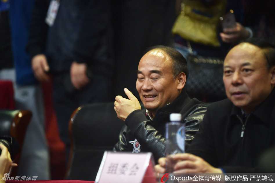 巴蜀篮球圆梦时刻 金强泪光中的至尊荣耀 赛场中央,身披黄色冠军战袍的四川队员们紧紧相拥,金色的夺冠帽檐下是肆意绽放的笑脸,他们围成一圈,仿佛将整个赛季的拼搏与汗水都凝结在了这个属于英雄的圆圈里。