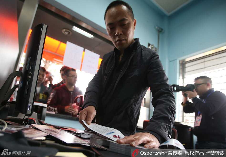 虽然雨水打湿了衣衫，但浇不灭球迷心中的热火，队伍中不少球迷撑伞等待的背影，透露出一种守护与陪伴的坚定力量。