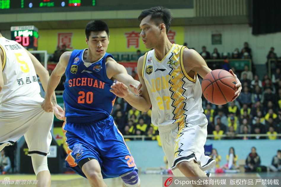 林志杰持球强行突破，眼前是四川外援邓特蒙与巨塔哈达迪组成的铜墙铁壁，广厦核心此役深陷重围。