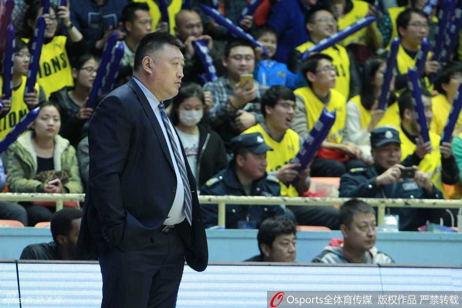 四川队贾诚不幸受伤倒地，队友们迅速围拢，眼神中充满关切与担忧，场边气氛骤然紧张。