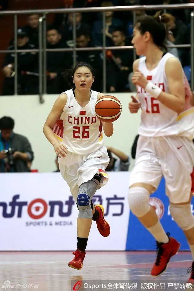 巾帼耀里约:忆2016年中国女篮的峥嵘时刻 主教练汤姆·马赫在场边督战,神情专注而严肃,眼神中透露出对胜利的渴望和对战术执行的严格要求。