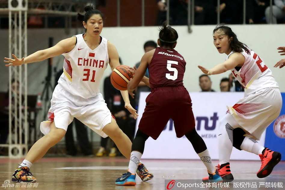 巾帼耀里约:忆2016年中国女篮的峥嵘时刻 吴迪站上罚球线,全场寂静,她深吸一口气准备稳稳出手,肩负着追分的重任。