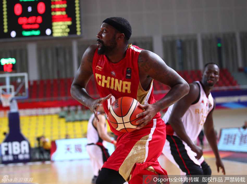 布拉切率新疆加时苦战晋级 亚冠杯四强展现飞虎血性 布拉切霸气持球突破,他如山塔一般碾入阿尔雷恩队内线,对手拉拽也无法阻挡其前进的步伐