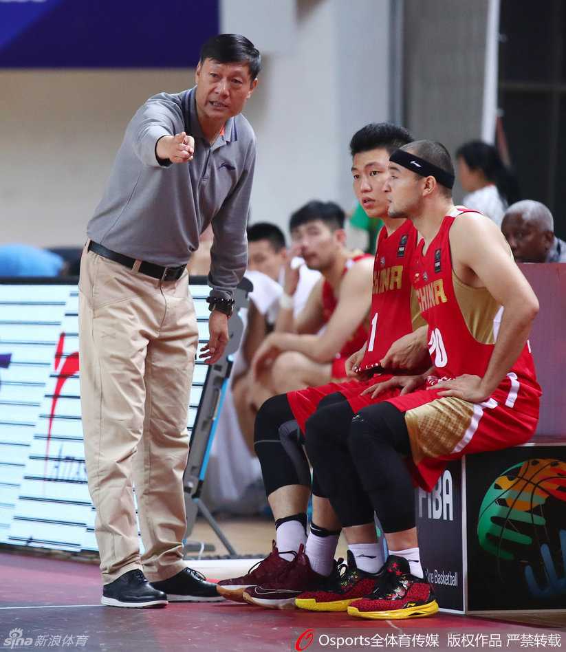 布拉切率新疆加时苦战晋级 亚冠杯四强展现飞虎血性 西热力江眼神坚毅,他张开双臂死死缠住对手核心球员,标志性的撕咬式防守让卡塔尔人寸步难行