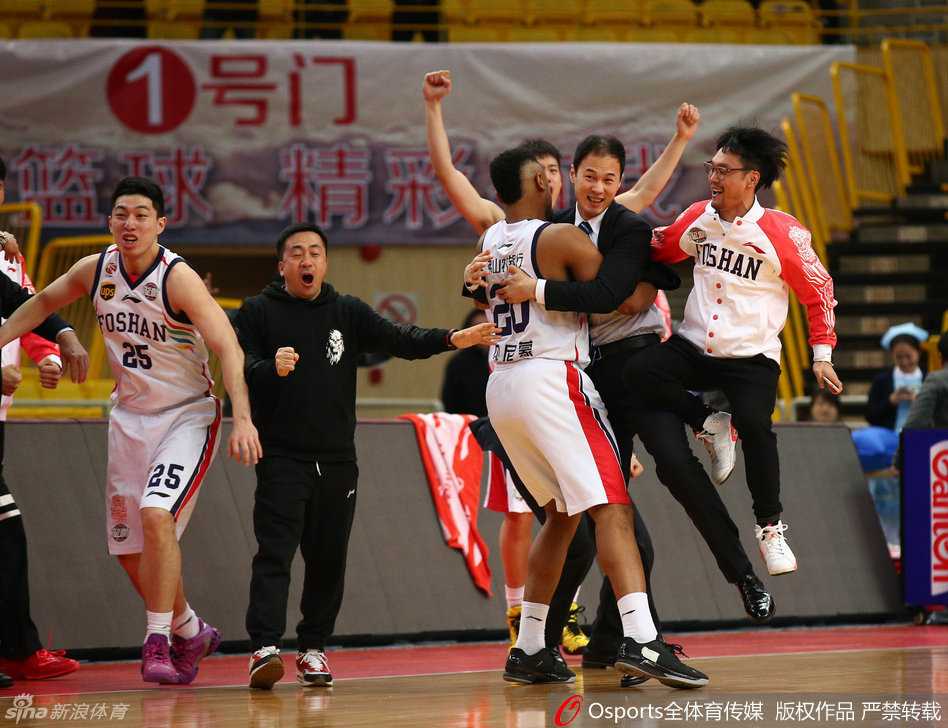 布莱切全场手感冰凉，这次随意的甩篮出手也预示着他今晚低迷的状态。